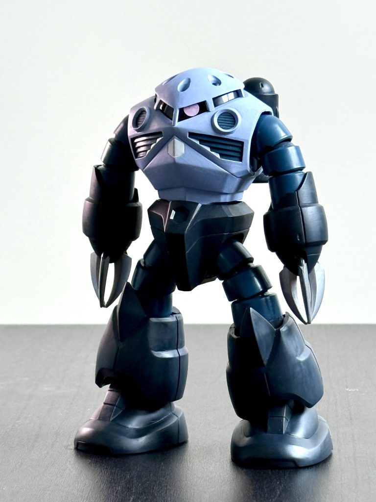 やったこと筋彫りでモールドを深く合わせ目消し全体にヤスリがけ爪を削って尖らせるラッカー筆塗り塗料ガイアカラー ヘキサブルーガイアカラー 若葉女子高生・薄紫ガイアカラー ヘキサブラックその他適当な白、黒、グレー、コッパー、シルバー、フラットベースなど腕以外はフラットベースを混ぜてつや消しに。胴体は薄紫に白かグレーを混ぜて良い感じに彩度を落とす。腕とダクト部はヘキサブルーそのままで半光沢。手足はヘキサブラックにブルーとブラックを混ぜて深めのブルーブラックに。目は加工する技術が無かったのもありそのまま。モノアイシールのシンプルな味わい。