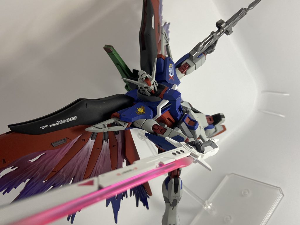 でかでか対艦刀も映画で大活躍でしたね！デスティニーが出た瞬間SEEDdestiny見ていて1番泣きましたステラを失い戦争はもう嫌だという方向性は同じ気持ちなのにキラやアスランと敵対して精神的に追い込まれていた事もあり、ボロボロにやられたシンとデスティニーが悲しくて悔しかった最終回がキラやアスランと肩を並べオーブや世界を守る為にデスティニーを駆って戦えた事が報われた気がして感動しました（ ;  ; ）ステラがシンを守る姿が描写はコメディだったけどもう湖で抱きながらお別れしたシーンを思い出して生きててよかった見てよかったとまた泣きまくりました本当に素晴らしい映画をありがとうございます、、最高の作品でした