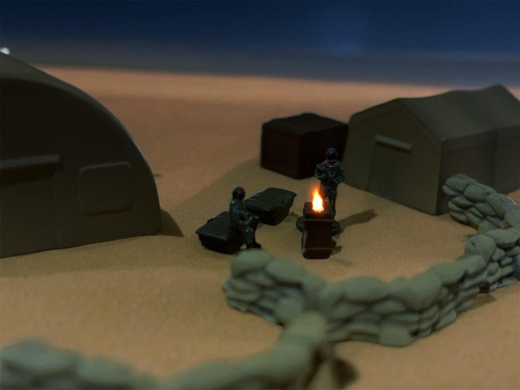 「とうとうオデッサが落ちたってよ。」 ジオン公国アフリカ方面軍歩兵隊の、ケビンは、隣に腰を下ろしたスチュアートにコーヒーをすすめながら言った。「北の方なあ、昨日は随分と、空に雲が伸びていったよな。宇宙に脱出した奴らのHLVかねえ。」コーヒーを一口すすると、スチュアートは不味いな、と呟いた。「てことは、次はここかな。」2人が露営するのは、シリアの砂漠である。ジオンのアフリカ方面軍が張っている、ベースキャンプの中だ。 レバント地方と呼ばれる、中東、北アフリカの広い地域は、開戦から間も無く、ジオンの電撃作戦によってあっという間に制圧された。名だたる将軍や精鋭部隊が名を連ね、地球連邦軍や現地ゲリラの度重なる反抗作戦も跳ね除けてきた。 アフリカ戦線のジオンは強兵。 それが、敵味方共通の認識であった。 しかしその強さも、オデッサを中心とする東欧のジオン勢力圏を盾にするような勢力図があってのことであるのは明らかであった。オデッサが落ちたとなれば、少なからぬ不安が将兵によぎる。「でも、ここまで攻めてくるには、トルコやエジプトを抜いてこなくちゃならんだろ。落ちるとしてもここは最後さ。」小便から戻ってきたもう1人の歩兵、ボブが会話に加わる。「落ちるって、なんで負けるのが前提なんだよ。」「ばか言え、勝てるかよ。あっちはMSもないのにオデッサを抜いたんだぞ。」ケビンの抗議に、ボブは物量が違わあ、と返す。「MS、もう持ってるんじゃないかって噂だけどな。」今度はスチュアートだ。「ああ、例の