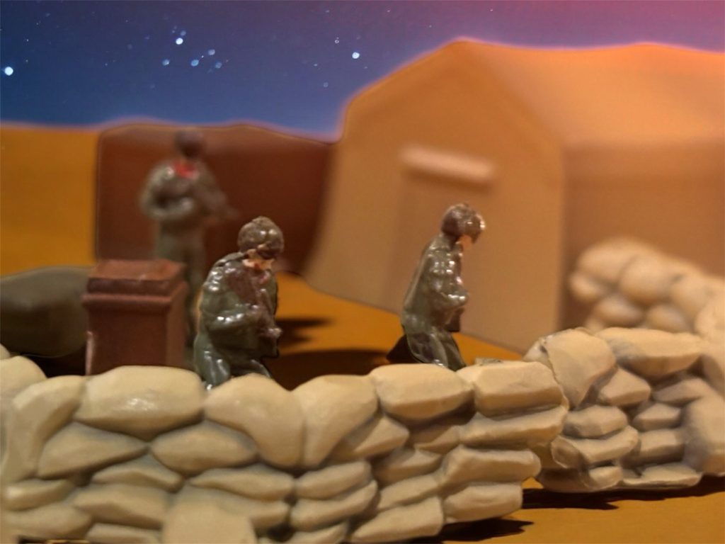 にわかに、空が明るくなった。直後に、爆発音が届いた。攻撃だ。「敵襲!?」あちこちの幕営から、兵士が飛び出してくる。見ると、遠くに、露天駐機されていた友軍のザクが2機、火を吹いていた。敵の襲来など、まったく予見していなかったため、呆気なく撃破されたようだ。