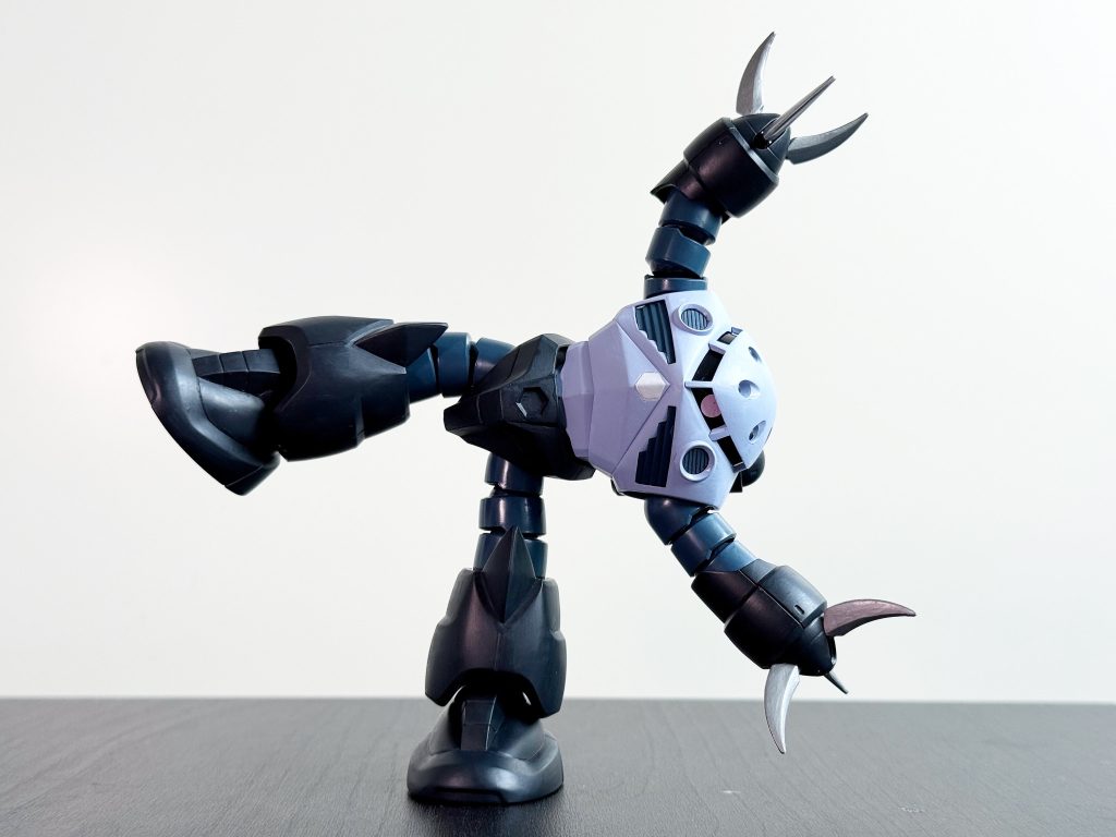 こんなポーズでも自立する良いキットです