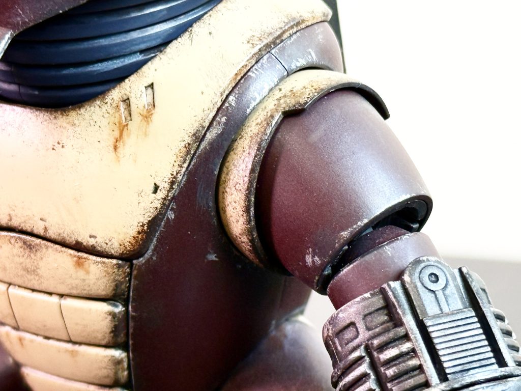 ウェザリング表現をアップで。海で使われることを考えるとシルバーの塗装剥げはおかしいのだが、ブラウンに茶錆びを入れるとまったく目立たないので映えを優先しました。デザートイエローの部分はスポンジでグレーブラウンを乗せたうえで錆色を入れる。けっこうリアルな錆表現が出来たと思う。