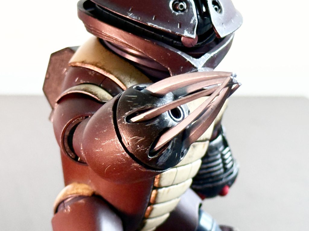 爪は削ってシャープにし、光沢ブラック→シルバーで塗装。