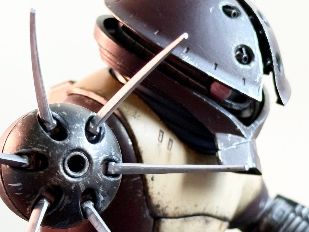 全体的にヤスリを掛けたあとラッカー筆塗り。その後ダメージ表現を入れる。漢として、時に合わせ目消しをサボらなければならない日もある。塗料メインカラー : ガイアカラーの適当な茶色に赤と黒を混ぜる。フラットベースを混ぜてつや消し。(成型色とほぼ同じ色を再現できたが、だとしたらわざわざ塗る必要なかったのでは…?)サブカラー : ガイアカラー ヘキサデザートイエロー フラットベースでつや消し成型色よりは明るめのデザートイエロー。良い色です。腕とか : クレオス 黒鉄色 適度にフラットベースを混ぜてつや消しにモノアイ : クレオス ピンクゴールドウェザリングにはグレー、ブラウン、シルバー、黒鉄色とか適当に色々赤錆にはMrウェザリングカラーのブラウンスミ入れはMrウェザリングカラーのブラック