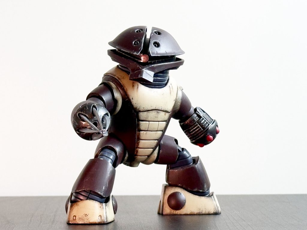 全身。モノアイのパーティングラインを消し忘れたなんて口が裂けても言えない。左腕はカバーを外して内装を露出。