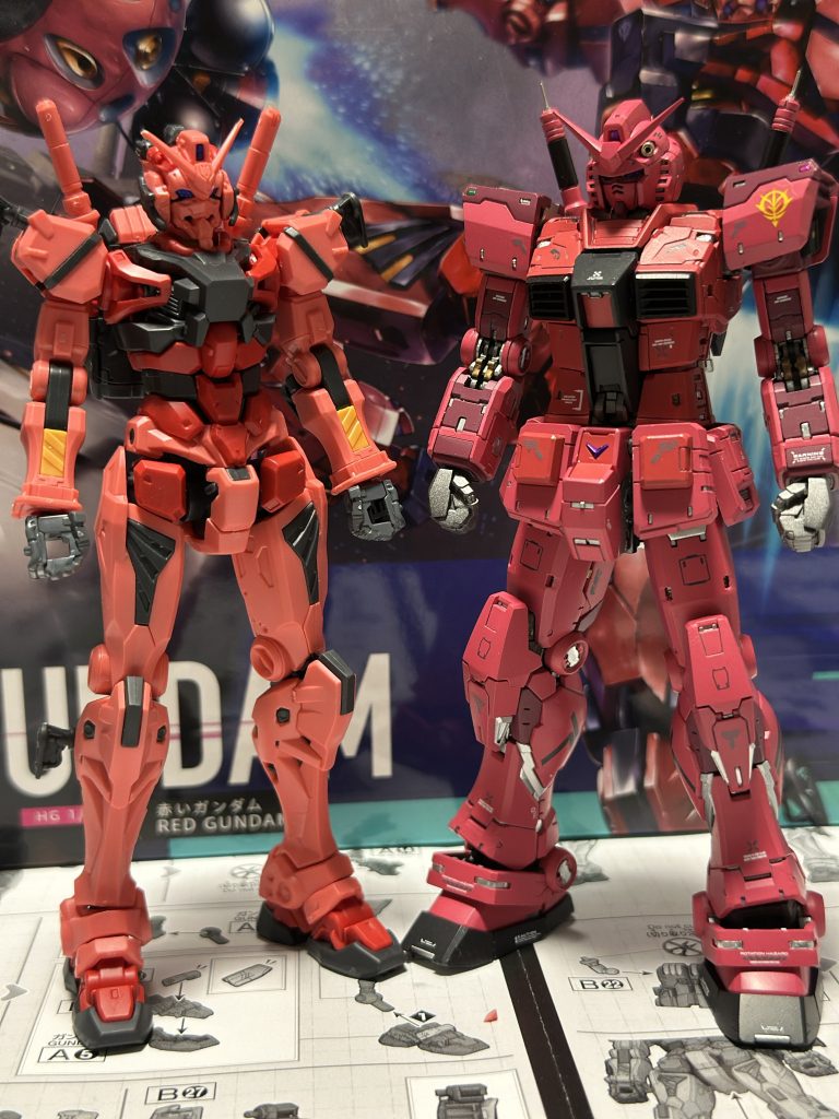 素組み&以前制作したRG2,0ガンダムと。このジークアクス版ガンダムを意識して塗ったんですが並べるとまーーーーったく違う色合いでした。シャアの色は難しい色だなあ...