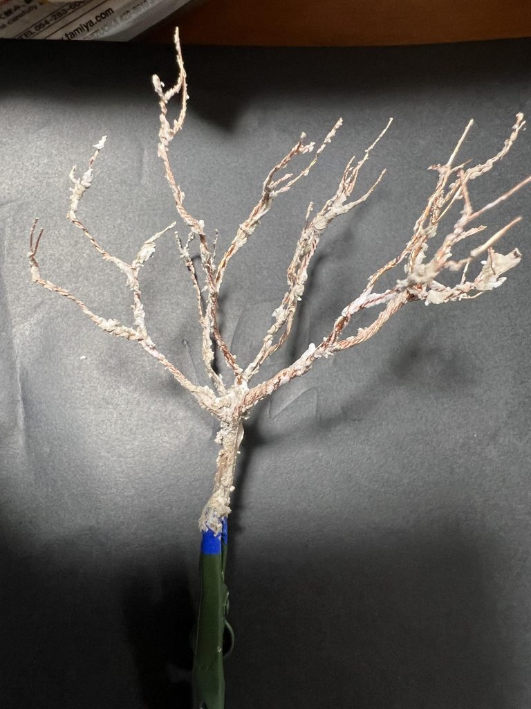 木の造形途中 枝の一本一本細かく造形してみましたが、思い描いた形になっていくのはとても楽しかったです。