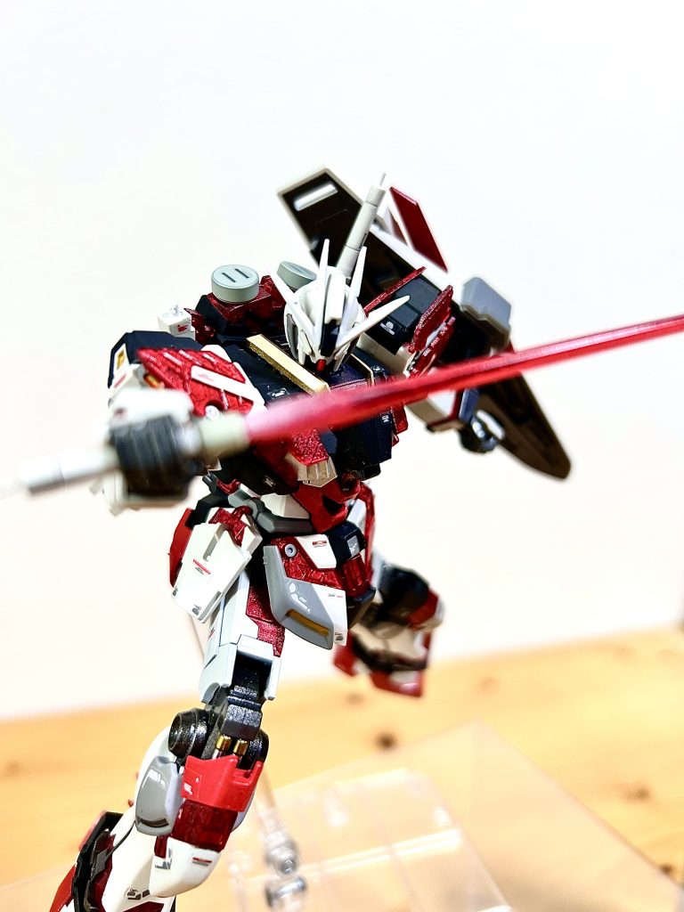 ビームサーベルの根本はホワイトで吹き、いかにもと言う感じに。