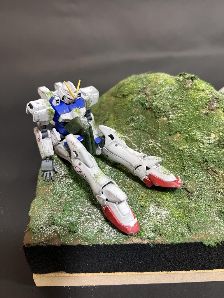 Vガンダムの方はワンサイズ下げてHGUCの方をチョイス。こちらも手はビルドハンズに変更の上指の角度を変更しました。 色調は原作ラストカットに合わせて青みの強い色に変更。MG V2ガンダムと並べるので、塗装箇所をMG Vガンダムに合わせました。