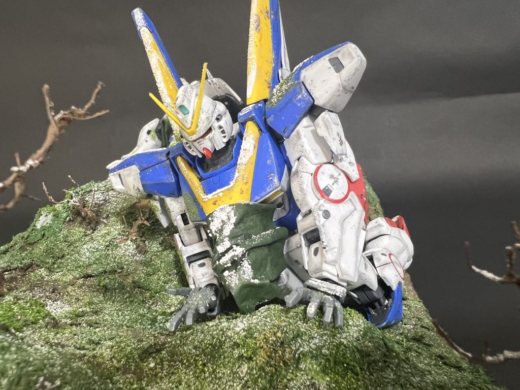 V2ガンダムの方はウェザリングとダメージ加工を中心に作成。主な改造は手首の表情をつけたいのでビルドハンズを移植。指を切り貼りして角度を変化させました。 コクピットカバーの幌は自然な感じでシワをつけたかったので紙を濡らすことで柔らかくして、自然なシワをつけることができました。濡らす水の中にボンドを溶け込ませてるので型崩れせずキープできています。