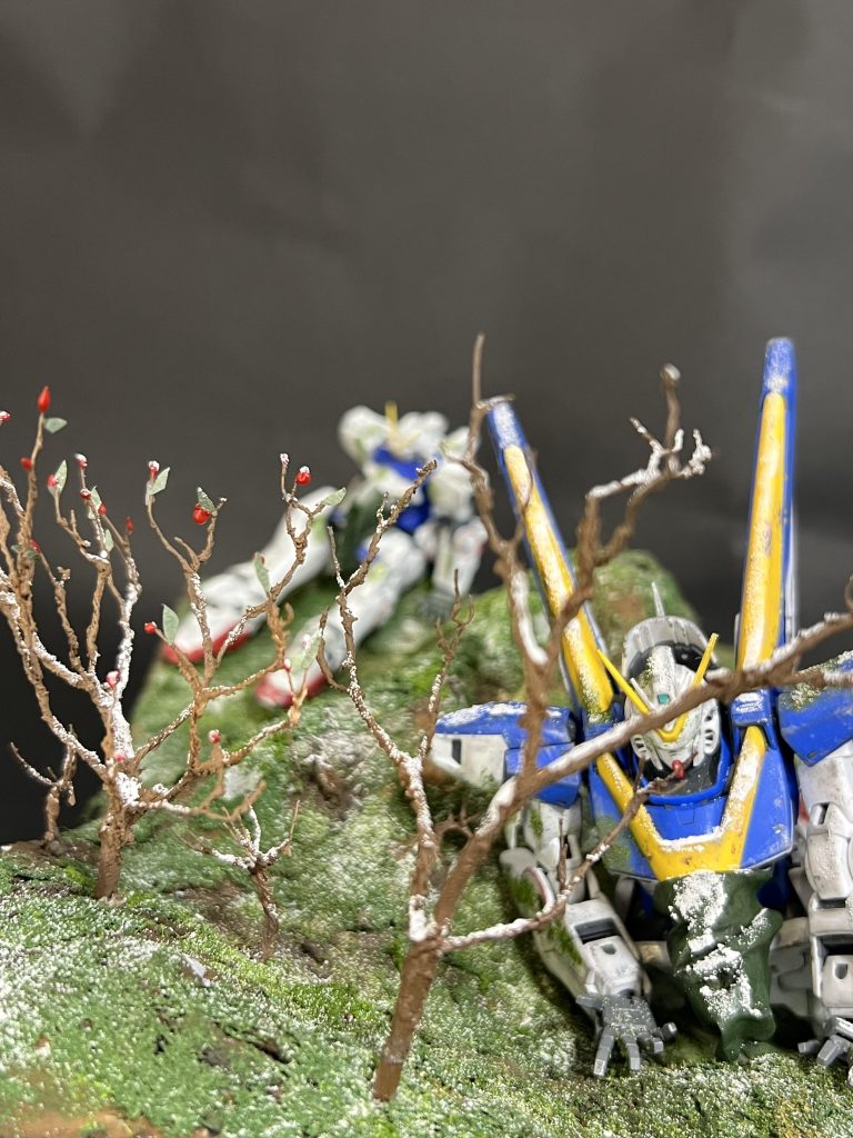 木は電線を芯材にテクスチャで造形。左の木には花(実？)と葉っぱをそれぞれボンドと紙で造形しました。雪の積もらせ方も少しこだわり、水溶きボンドを積もらせたい箇所(枝の上側や機体の上部)にだけ塗りその上からスーノーパウダーを振りかけることで余分に雪が積もらず、雪の振り始めのまばらな積もり方をうまく表現出来たかなとおもいます。