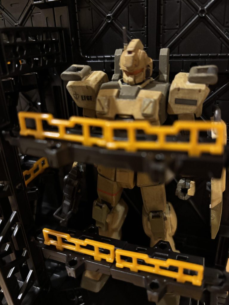 前回から少しだけ時間が戻り、部隊再編のお話です。 ミヤギ曹長、ずっと登場させたかったのですが、ヘントの曹長を見る目がキモいですね笑 あと、ここでこんな訓練してるくせに、前の話の空挺作戦で、早速イギーとばらばらになっているのは、直後にジム部隊の空襲があるのをわかっていたからです、たぶん笑 ヘントのガンダムは、マスタングという愛称にする予定です。今後、ガンダム呼びのままではわかりにくいので、どこかに命名エピソードを入れたいのです。ちなみに、前回のコメントで何名かの方が触れられていましたが、このガンダムはEZ8ではなく、あくまでオデッサで改修されたヘントの陸ガンです。EZ8ぽいのはたまたまです笑名前は「陸戦型ガンダム改修型