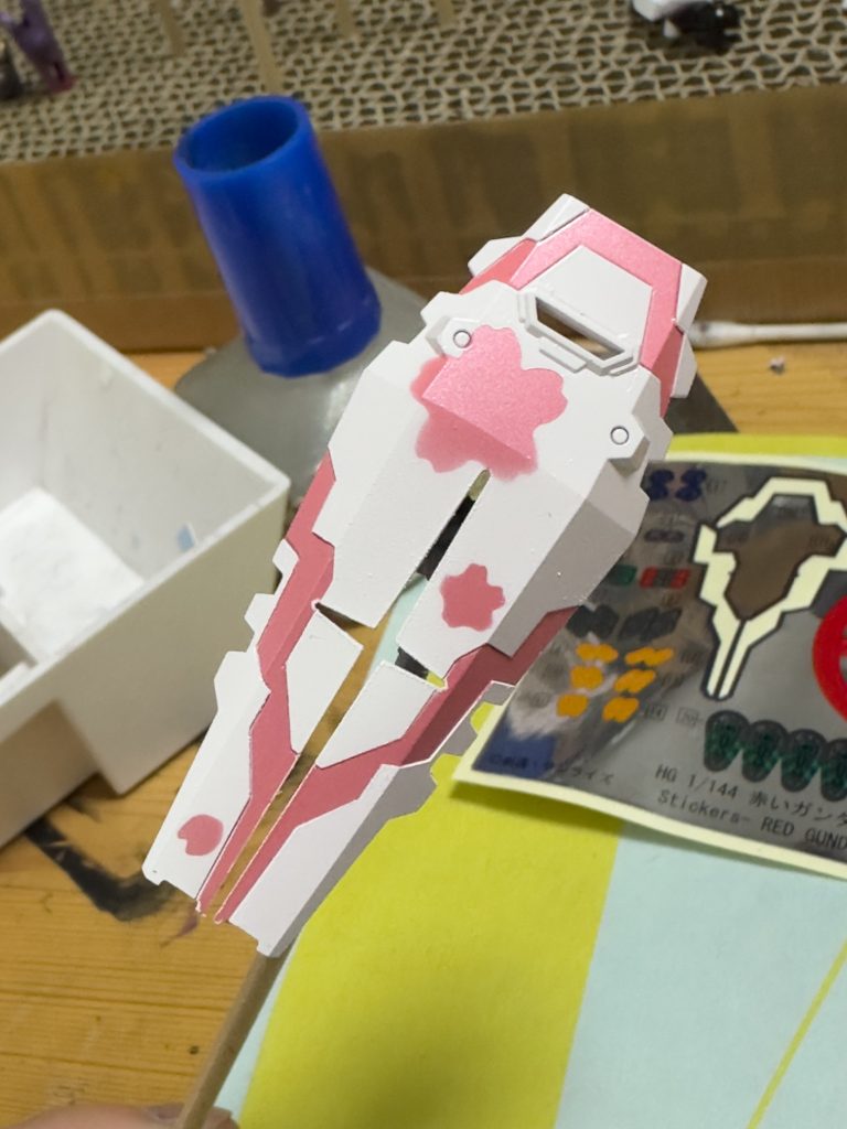 シールドは付属のシールと、ネットで購入した桜の形をしたシールでマスキングして塗分けました。結構かわいらしいデザインになったと思います。