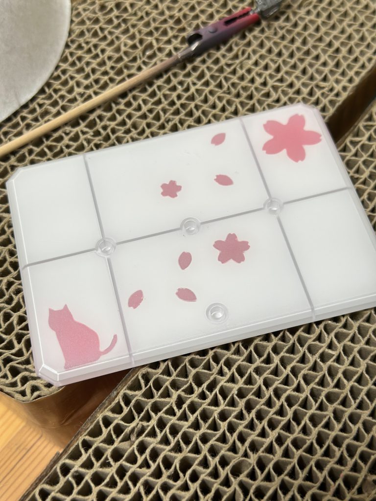 台座はアクションベース7を使用して、前述のシールを利用してマスキング塗分け分けをしています。なにかとみこちのデザインに取り入れられがちな猫も加えてみました。が、支柱を指す穴が前後逆になってしまったことに気づいたためもう一つ同じデザインで作り直しました。撮影では作り直したほうを使用しています。