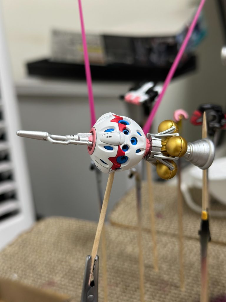 ビットの配色はみこちのファンマスコットである「35P(みこぴー)」を極限まで記号化したものにしてみました。推進剤タンク?のようなものはハンマーと同じく鈴をイメージした金色にしています。