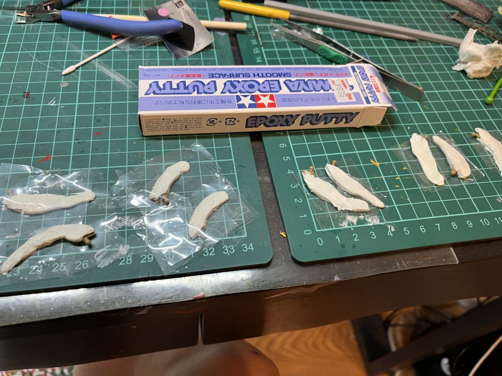 使ったことないけどエポキシパテだっ！爪を伸ばす。机にくつかないようにビニール敷きました。ベタベタが凄かったけど水をつけてしのぎました。固まった後、ゴムみたいでデザインナイフで切れました。へたくそだけど楽しんだもの勝ちさ。