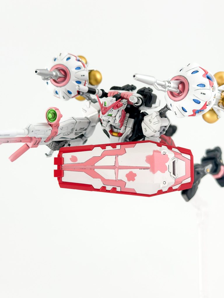 頭部が今までにない構造で上向きにできる関係でこのようなポーズも自然に決まります。覚えてる限りのカラーレシピを。白:クレオスグレーサフ→ガイアEXホワイト胴体黒:ガイアガンメタサフ→ガイアEXブラック脚部黒:グレーサフ→ガイアマルーンレッド+EXブラックなどライフル、ビットなどピンク:ガイアピンクサフ→ガイアエヴァマリピンク頭部ピンク:ピンクサフ→エヴァマリピンク+ガイアブライトレッドなど金:ガイアスターブライトゴールド銀:ガイアEXシルバー関節等ガンメタ:ガイアガンメタサフ肩など武装用ジョイント:ガイアガンメタサフ→クレオスクリアシルバーセンサーグリーン:クレオスGXメタルイエローグリーン→エナメル蛍光グリーンスカート:ガイアサフオキサイトレッド→クレオスサザビーレッドビット青:グレーサフ→タミヤスカイブルー