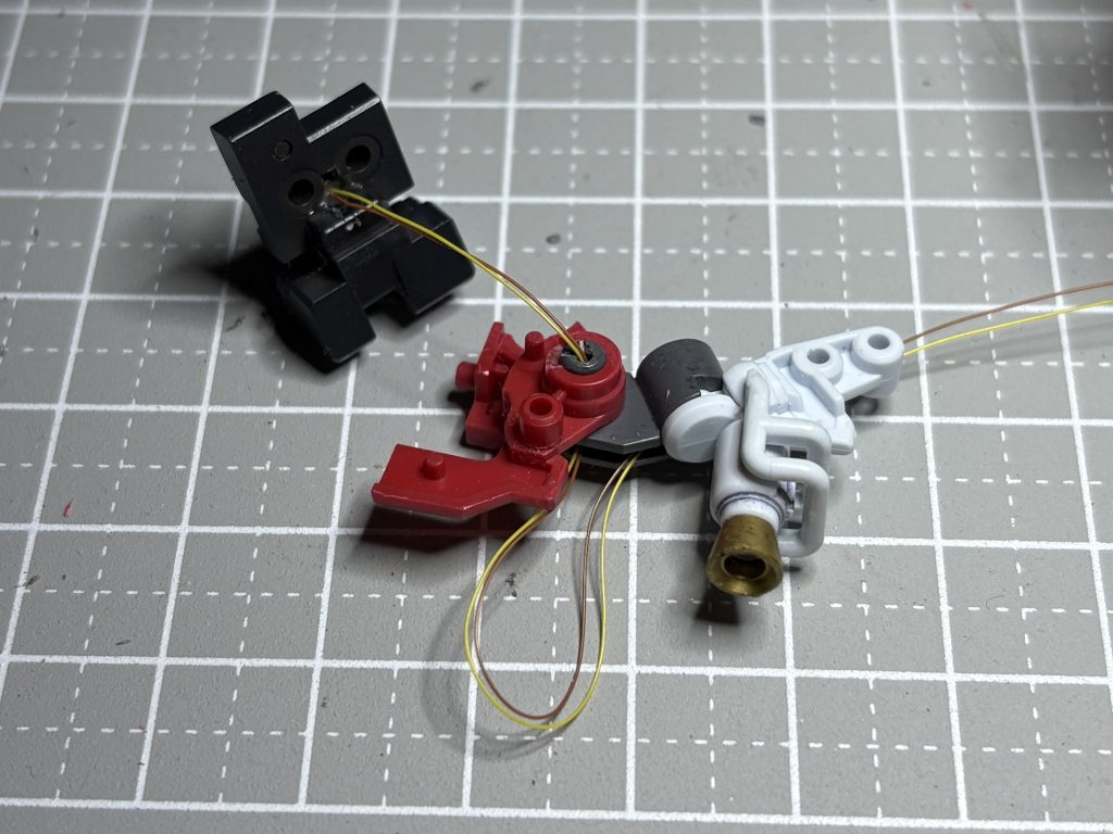 ジークアクス系は軸に電線が通せるので電線を隠しやすいです。