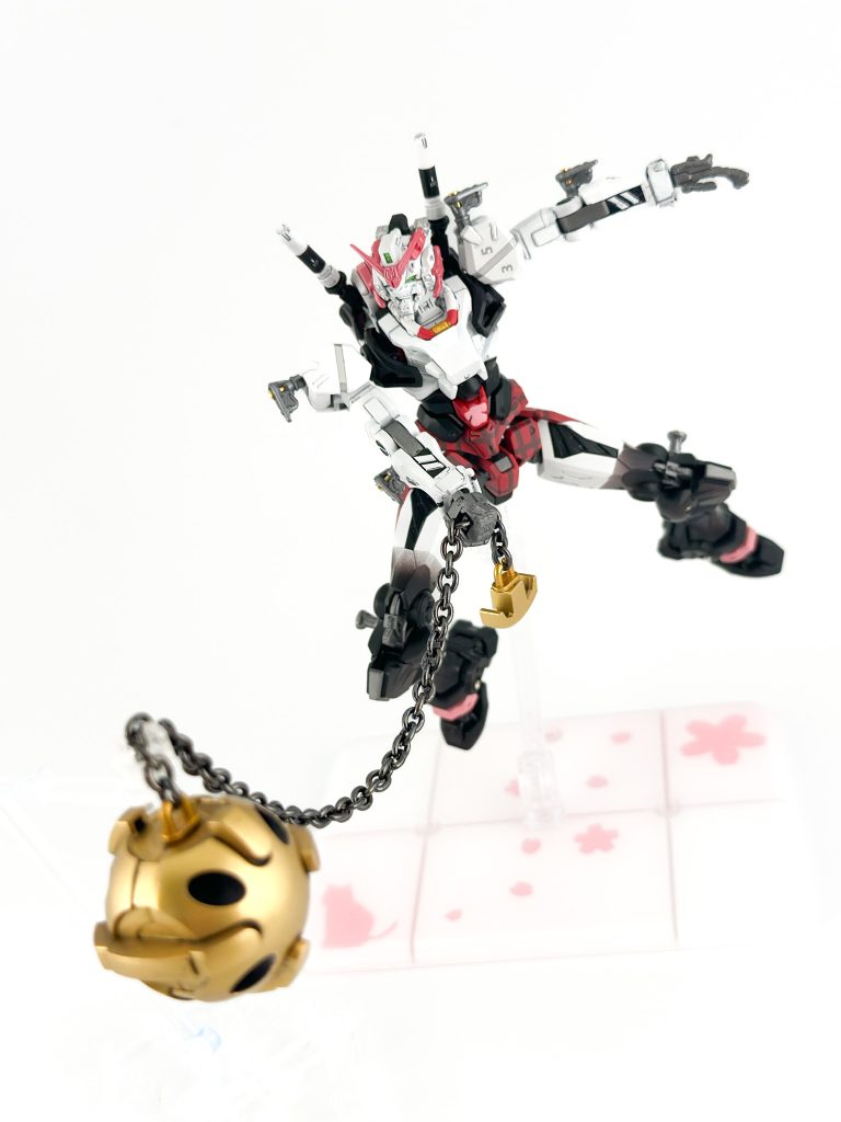 トップ画像でも持たせていますが、ハンマーはみこちが神社の巫女という設定を加味して神社の鈴イメージで金色にしてみました。チェーンは30MMカスタムシリーズの金属チェーンにしています。あの付属のチェーンは動かす分には塗装は剥げるし形状固定するにしても流し込み接着剤と相性悪くてすぐヘタレるしで不採用にしました。