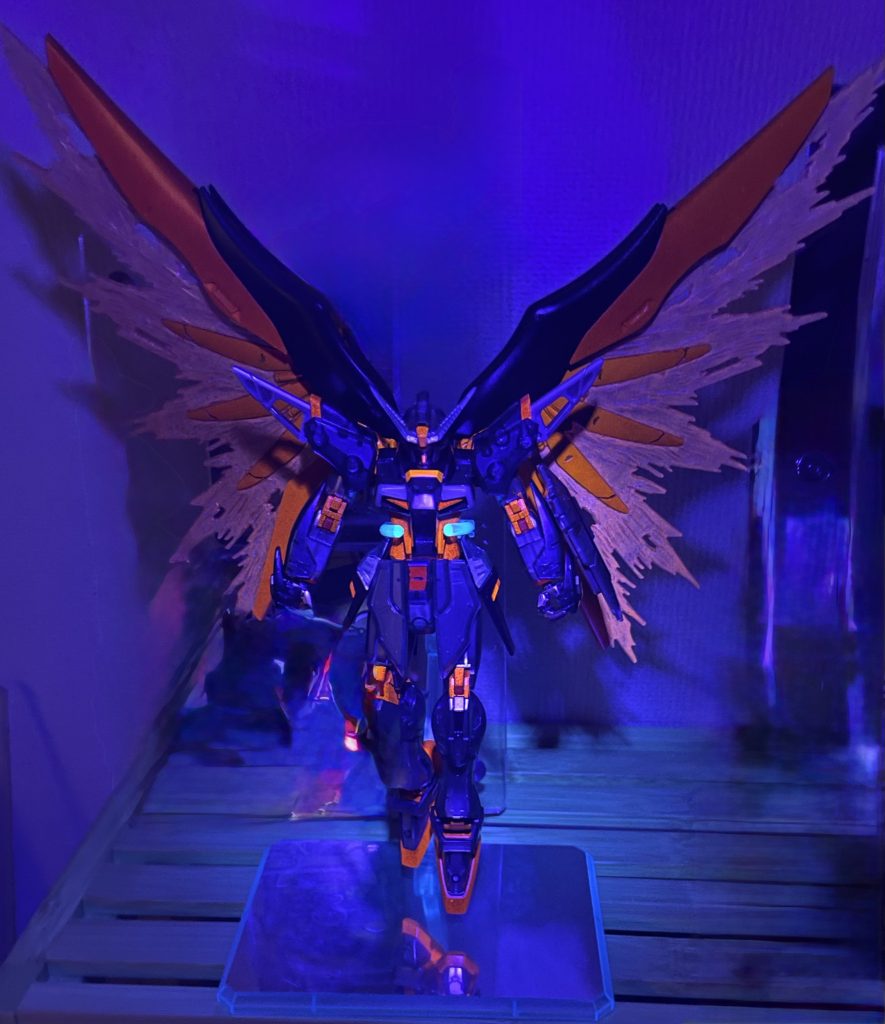 思わぬ副産物ですが、ロイヤルメタレッドで塗装した部分はブラックライトで光りました。これはかなり嬉しい副産物でしたね。映画のワンシーンみたいで結構すき。