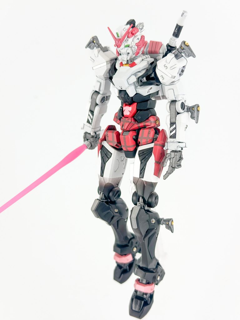 ビームサーベルは、ジークアクスシリーズから導入された蛍光ピンクのサーベルです。とても発色がよくて素晴らしいのでパーティングラインを消して半艶クリアを吹くだけにしています。自分のものはパーティングラインがほとんど段違いに近く大幅に削りを入れなければなりませんでしたがおそらく個体差ですね。