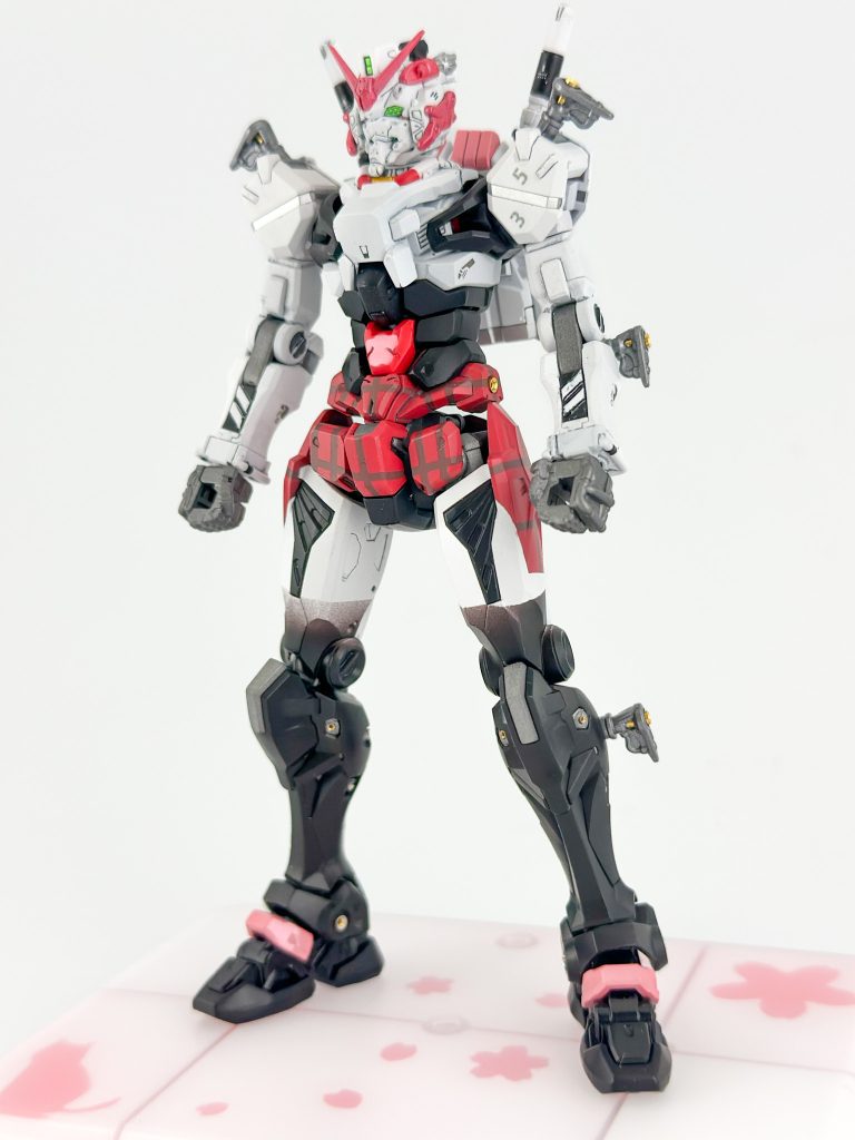 装備なし前面。センサーはみこちの目が緑色なのでそちらに変更。チェック柄のスカートがMSとしては異彩を放っていますが外せないポイントだったのでマスキングで簡易的に再現してみました。元デザインはもっと柄が細かいのですがスカートの長さの関係もありつじつま合わせが難しく赤ベースに茶色ラインの2色での再現にとどめています。