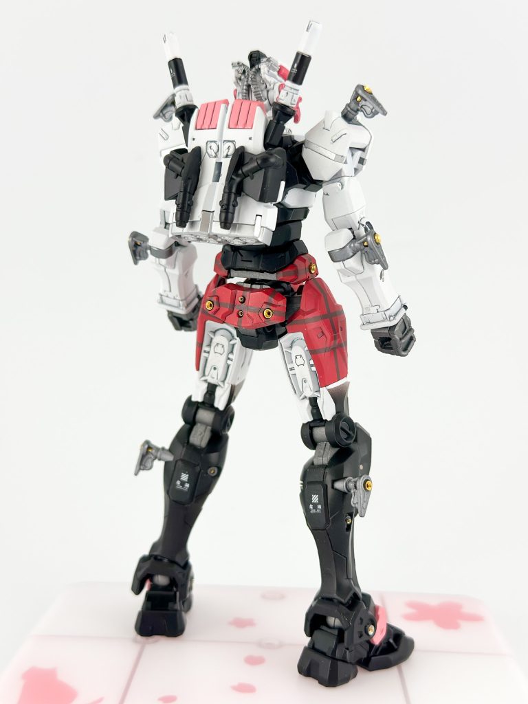 装備なし背面。モールドが細かいこともあってデカールは最小限にし、GQuuuuuuXの時のようなラインデカールは使用しませんでした。武装用ジョイント部はガンダムのデザインだと細かな色分けが入っているのですがやりすぎるとしつこくなってしまうのでメタルパーツの配置のみにしています。写真では伝わりにくいのですがほかの関節部とは分けてクリアシルバーを吹いて一段明るい通夜ありの仕上げにしています。