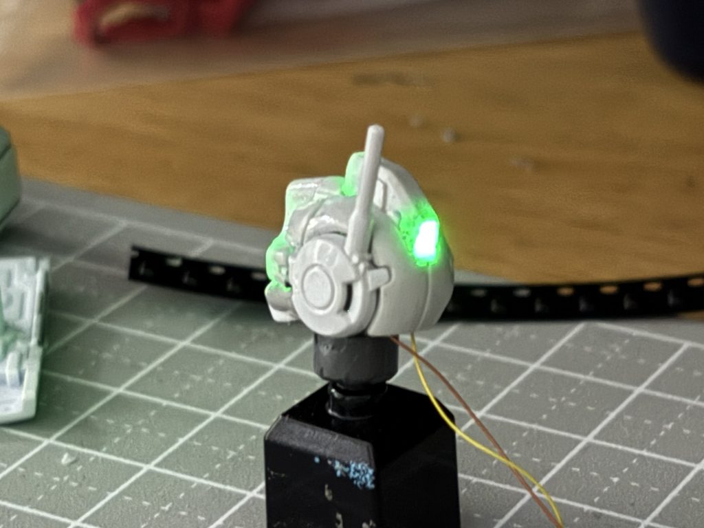 頭部はLED５つを使って後頭部センサーも光らせてます。