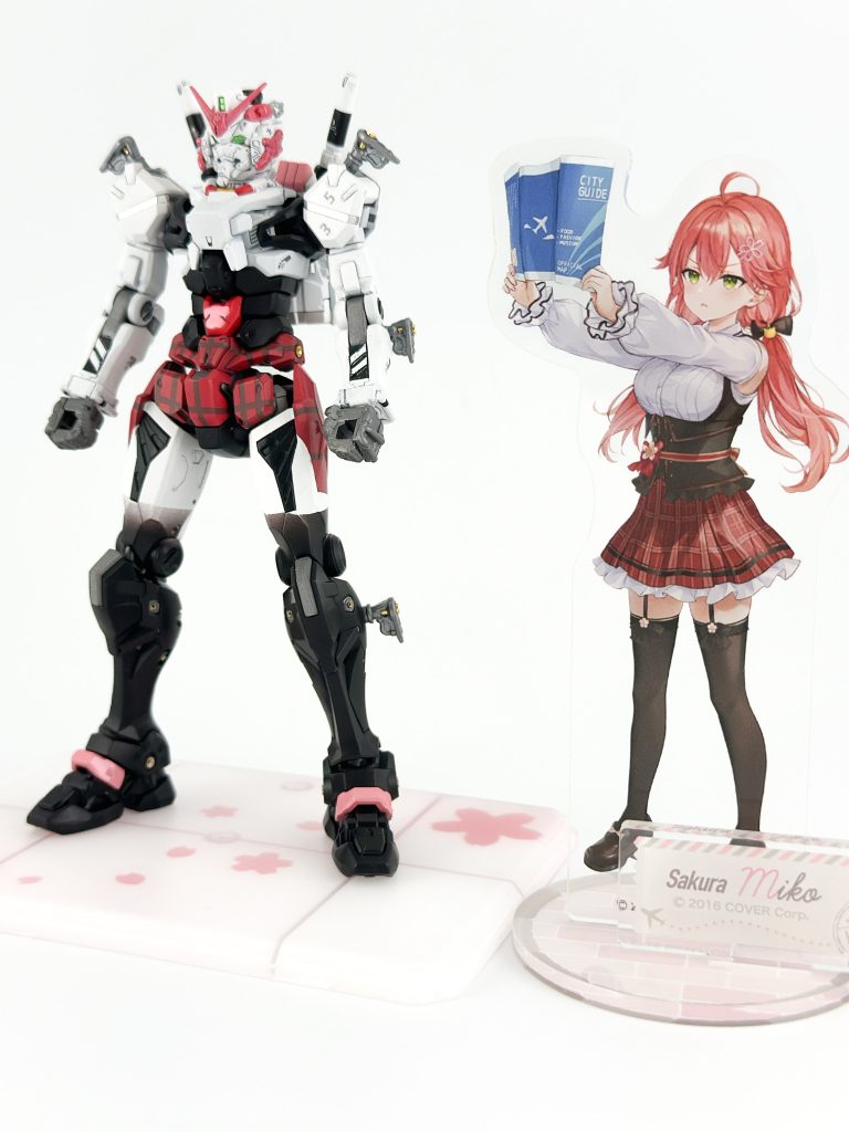 みこちのアクリルスタンドを並べて。MSの配色としてはなかなか狂っていますが、世界に唯一のファンアイテムとしては満足のいく形になりました。太ももの黒いパーツはガーターベルトを表現しています。さあここまで読んで、さくらみこが気になってきたんじゃないですか?ぜひぜひyoutubeで覗いてみてください。