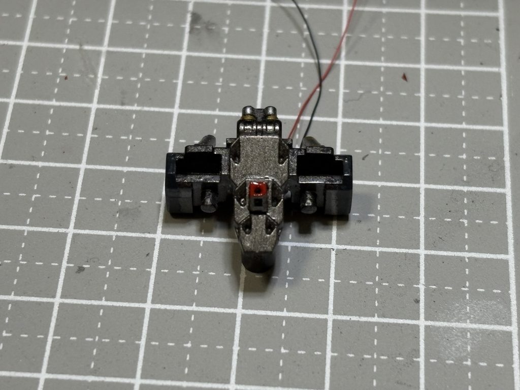 背面に給電用端子があります。今回1.27mmピッチのピンヘッダを使いました。