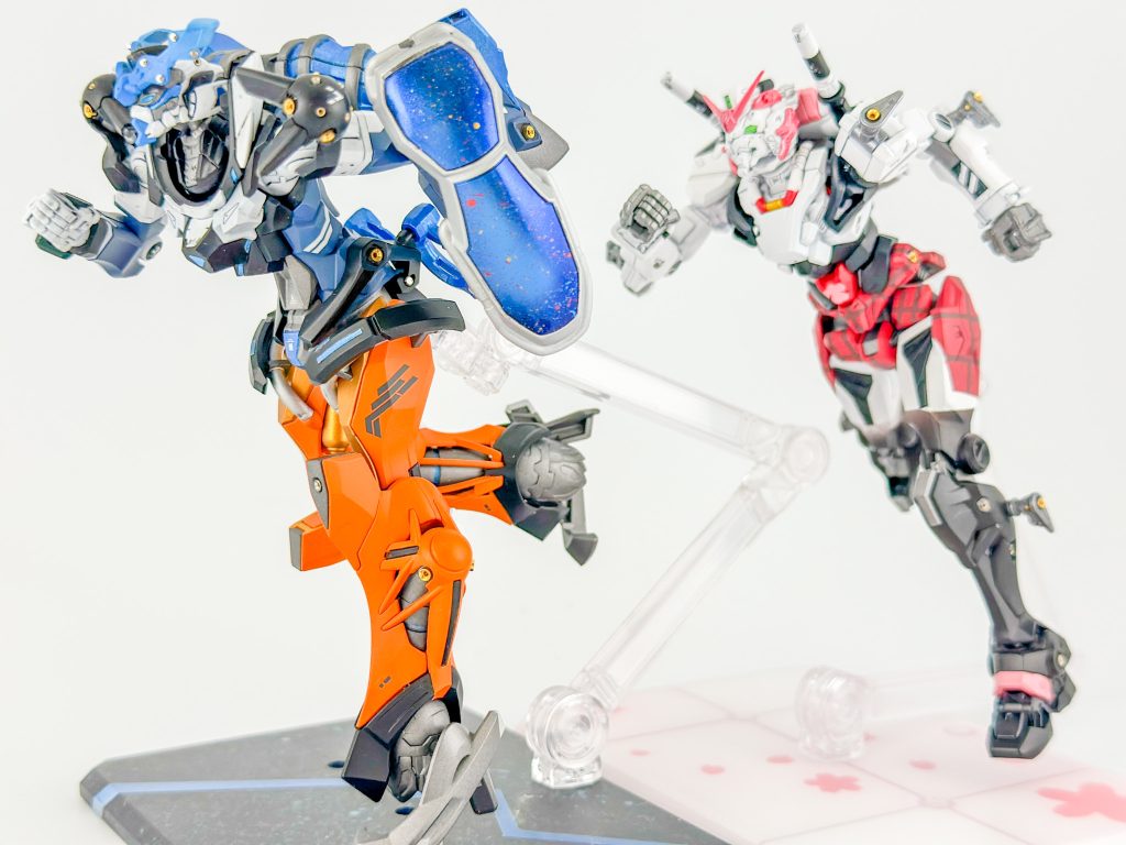 すいちゃんGQuuuuuuXと。知らない人向けに説明すると、星街すいせいとさくらみこは「miComet(みこめっと)」というコンビユニットを組んでおり2人の組み合わせは非常に高い人気を誇っており自分も大好きなのです。物語の設定であるMAVとぴったりなのでどうしてもこの2機を揃えたかったのです。なお物語が進んでいくと...うーむ。でも予約時点だとわからんかったしあれだけこの2機がずっとコンビでやっていくような宣伝の仕方されたら...ねえ...でも11,12話の時にはもうこのキットに手を付けていたのもあるしジフレド作る気力もないし...ということでこのキットの完成に至りましたとさ。いつかジフレドが小売店で普通に買えるようになって時間が取れそうならまたみこちの別衣装モチーフで作ってもいいかなと思いまして。というオタクの言い訳でした。