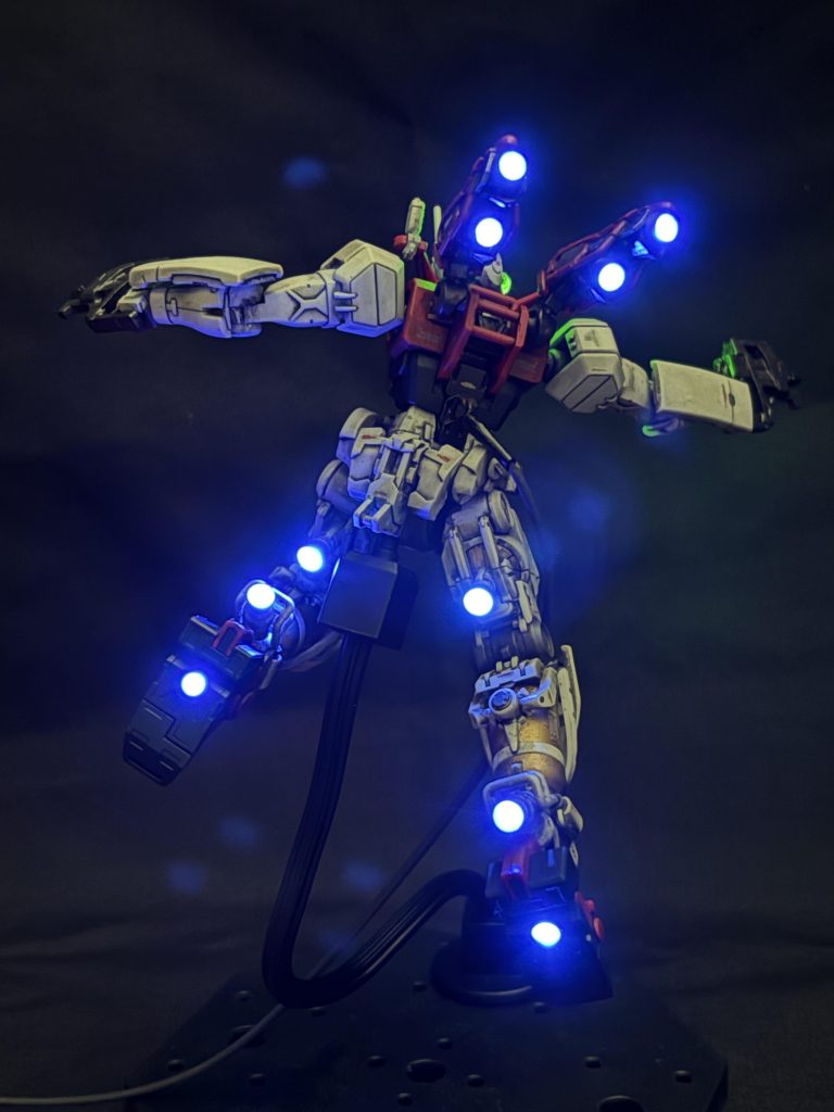 背面のスラスターが点灯します。今回はマイコンを使っていないため、揺らぎはありません。