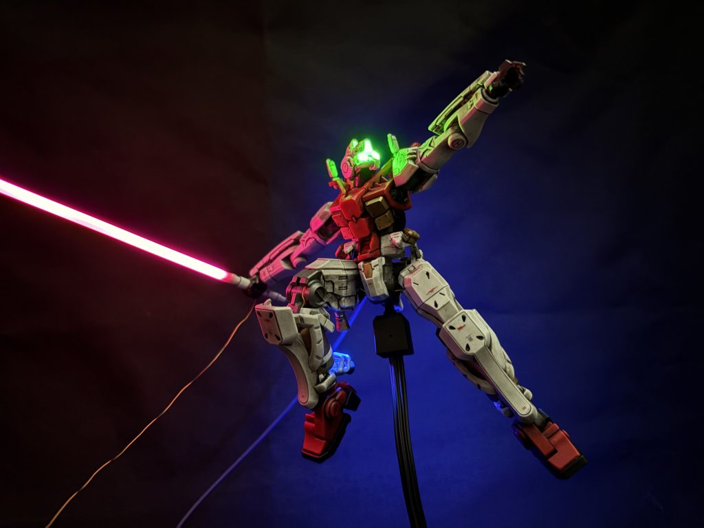 可動域はそのまま。電線は上手く隠せたのでほとんど見えません。