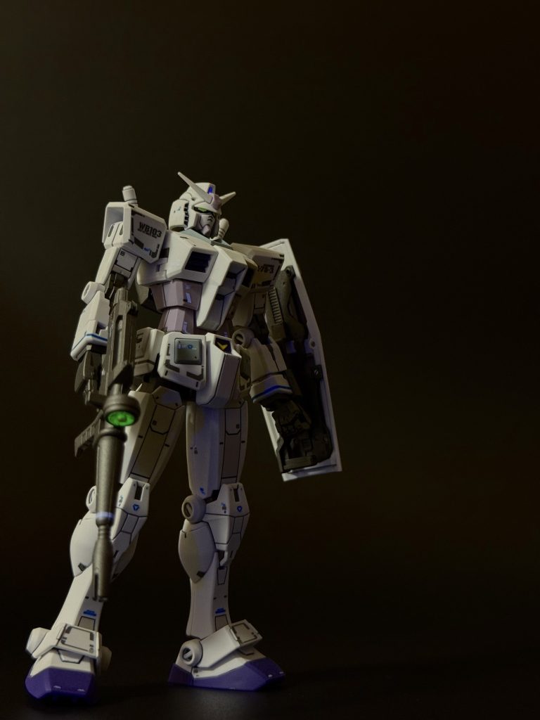 独特のカラーリングのキットだったので、成形色を活かして、関節関係とセンサー類のみの塗装。