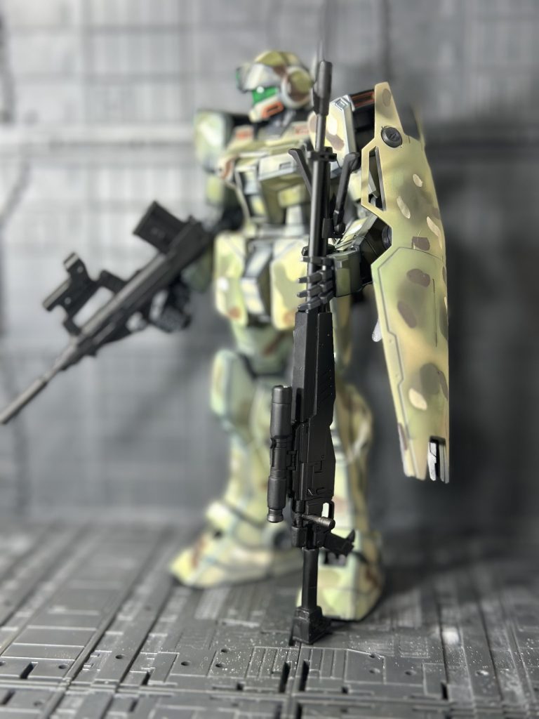 ライフルですグリップから生えていたストックを切り取って新設しましたフロントバレルを延長してバイポットを可動式にしましたチャージングハンドルも新設しトップカバーも新設しましたイメージはMK14-EBRです