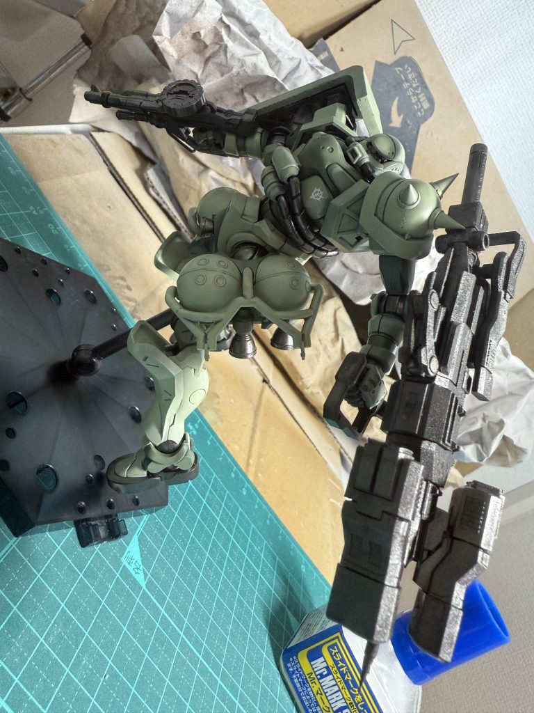 シールドと一緒に作ってみた別作品のパイルバンカー持たせてカッコいいけどザクっぽくはないかもしれない