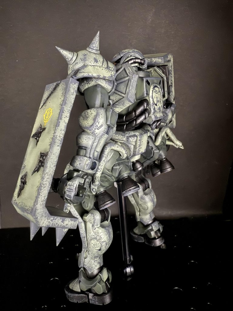 量産機の後ろ姿が好き肩スパイクとシールドはHGシャアザク…から取ってこようと思ったけど手に入らなかったので仕方なく3Dプリンタで作成ついでにナックルシールドも作成してワンポイント武装