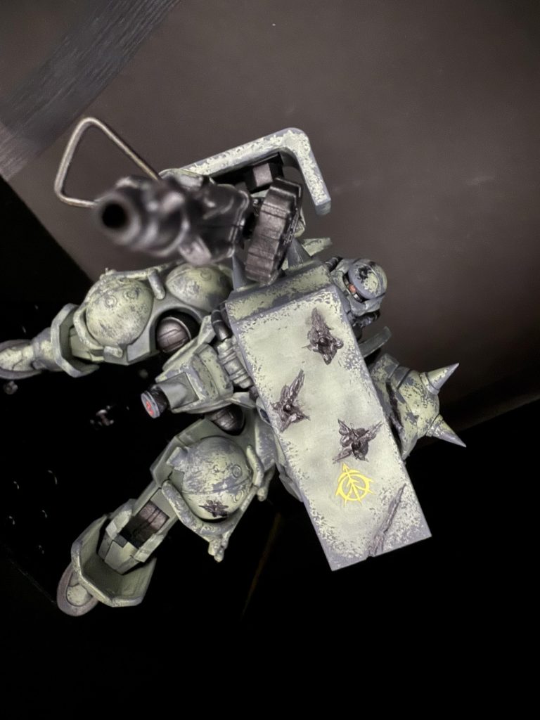 正面から突っ込むザクモノアイも3Dプリンタで作ったディテールアップ版Hアイズの裏地に銀塗装してみたけれどよくわからないマシンガンのよくわからない板は削り取って真鍮線に置き換え