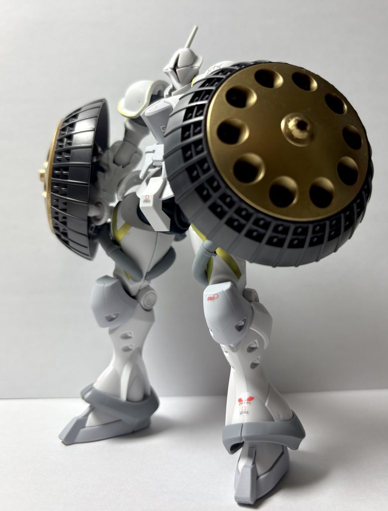 前面ーデカール貼り、ギャン盾を2枚、艶消しくらいです。ギャン盾はヴァリュアブルポッドから拝借しました!ジオングレーとガンマカのゴールドで塗装ー本家ギャン盾の色が好きなのですが、エグザベさんには似合いませんでした汗