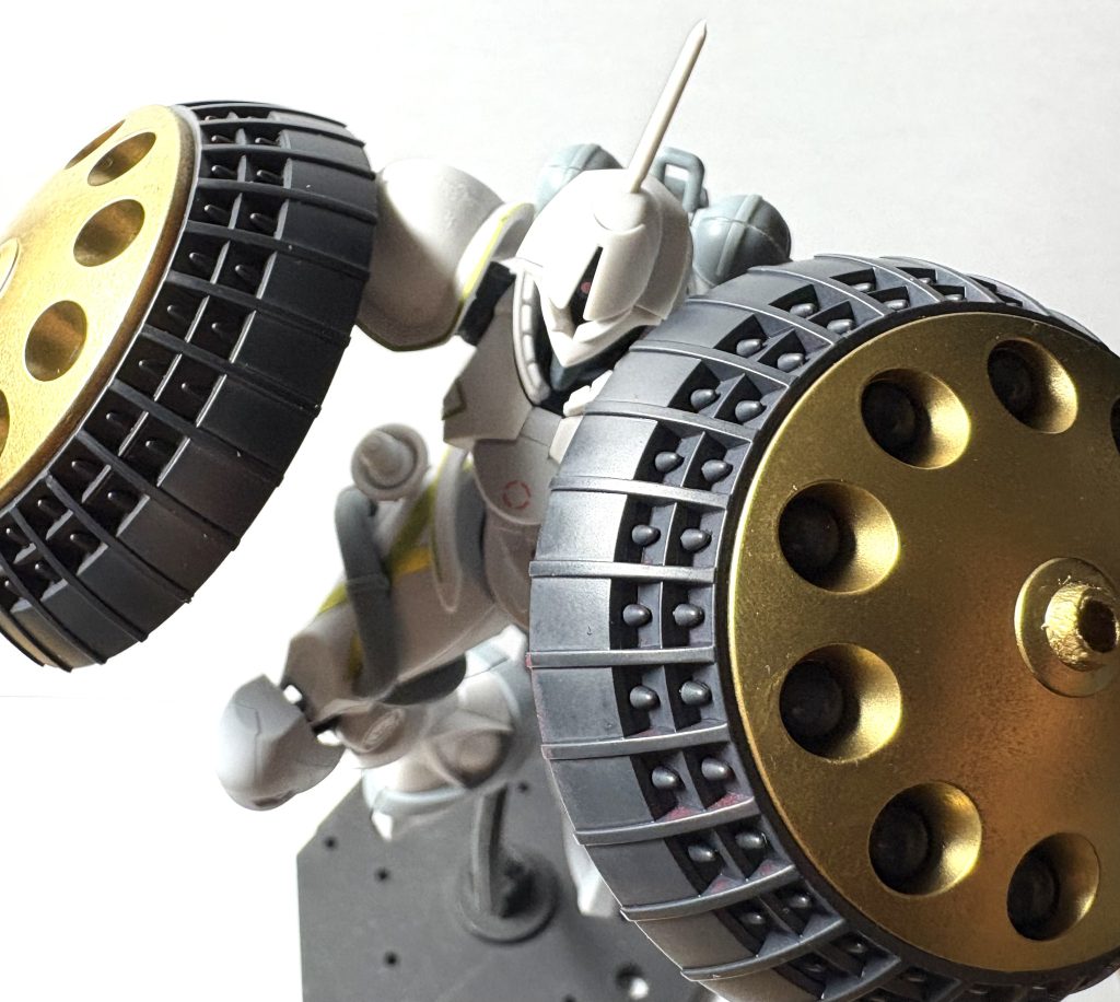 翔び立つギャン!!ジオングレー塗装のハゲがばれそうな…ゴールドの部分は乾く前にティッシュでワンタッチしザラザラに金属感を出してみました