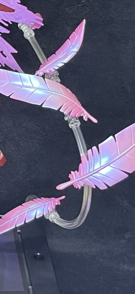 光の翼は劇中のイメージに近付けるためにピンクとブルーが共存したような色を目指しました。下地を工夫してイメージ通りに再現できたと思います。