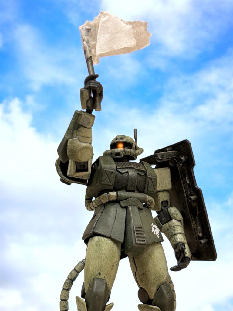 「待て、敵ではない。」　ダマスカスに入る直前に現れたザクのパイロットは、機外スピーカーを通して呼びかけてきた。朗々とした、好い声だった。　機体の足元には、機銃を抱えた兵士らしい人間が数名見えたが、皆、装備も服装もばらばらだった。「諸君らに協力するためにここに来た。我々は”レバント解放戦線”だ。」ザクは高々と白旗を掲げ、戦闘の意思がないことを示したが、その様子は妙に堂々としたものに見えた。