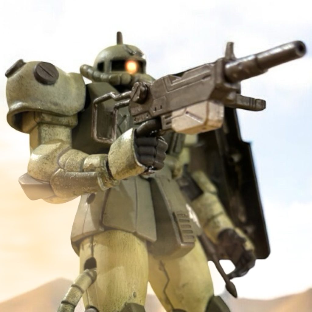 　100mmマシンガンを１丁と、その弾倉を１ダース受け取り、”ロレンス”の部隊は引き上げていった。先ほどまで”ロレンス”とブライトマンが話していた机に、MSパイロット、戦車隊、輜重隊と、部隊の主だった面々が集まる。「前任部隊の引継ぎを信じるしかあるまい。」ブライトマンも、感じるものがあるらしく、どこか歯切れが悪い。「第１攻撃目標は、ルトバの北の前衛拠点だ。２号線を使ってイラクへ入る。”レバント解放戦線”の支援が入るはずだ。」　トルコの戦力も、ユーフラテス川沿いの街を、アブ・カマルを最終目標に南下してくる。最終的に、北と南西からサラサールの基地を締め上げる算段だ。「宇宙からの第２次空挺作戦も展開予定だが、こちらはどうなるかわからん。さすがにジオンも宇宙艦隊で抵抗をしてくるはずだ。」　しかも、空挺作戦は、アレキサンドリアの制圧に重点を置くはずだ。「まずはここ、ダマスカスから航空戦力で空爆だな。地面に潜るのが奴らの十八番だと言うなら、今回はバンカーバスターでも使ってみるか。」「砂の中の相手に地中貫通弾。なかなか冷酷な発想で。」イギーが皮肉めいた声色で、茶化すように言うが、ブライトマンは取り合わない。「潜っていそうな場所はゲリラに探らせる。貫通弾は用意できるか。先にダマスカスに連絡しておけ。」「いつもの物量戦ですね。」イギーがつまらなそうに言う。うまくいってしまうと、MS隊は出番がない。「心配するな。サラサールを落とすときには必ず活躍してもらう。」「それに、そうそう思い通りにいくものではない。」　ヘントが静かに言う。「盛り下がること言うなよ。」イギーが小突いてくる。「いや、少尉の心掛けは感心だ。」ブライトマンが真剣に応じる。「食事をとった後、このままダマスカスに入って、そこを拠点にする。出撃は航空機隊の後をついていく形になるはずだ。」ルトバへの出発は早く見積もっても３日後と、ブライトマンは宣言する。「さすがにダマスカスの街は焼け野原にはなっていないだろう。この際だから、束の間の休暇を楽しむつもりでいればいい。」～～～～～～～～～～～～～～～「おひとつ、どうですか。」　愛嬌のある小柄な男が、カレーのような見た目の料理をよそった皿を、ヘントの前に差し出した。（わたくしどもに御用ならば、この者をお使いください。）”ロレンス”が連絡員として置いていった”キッド”という男だ。おそらく、この名前も通称というか、コールサインのようなものだろう。”ロレンス”の一団が、100mmマシンガンと引き換えに置いていった食料を使い、”キッド”は大きな鍋で料理を始めたのだ。「なんですか？カレーですか？」最初に食いついたのは、ミヤギ曹長だった。そういえば、ベイルートでもカレーを食べながら食事に不満を漏らしていた。心なしか、瞳孔が開いている気がする。「バーミヤです。現地のものが一番うまいですよ。それは、宇宙世紀も旧世紀も変わりません。」どうぞ、と、にこやかに皿を差し出す。ミヤギはおずおずと皿を受け取る。本当は飛びつきたいのではないか、とヘントは思った。「曹長は、カレーが好きか。」ヘントの問い掛けに、ミヤギに代わって”キッド”が、ニッと愛嬌のある笑顔で応じる。「兄さん、カレーとは違うよ。」