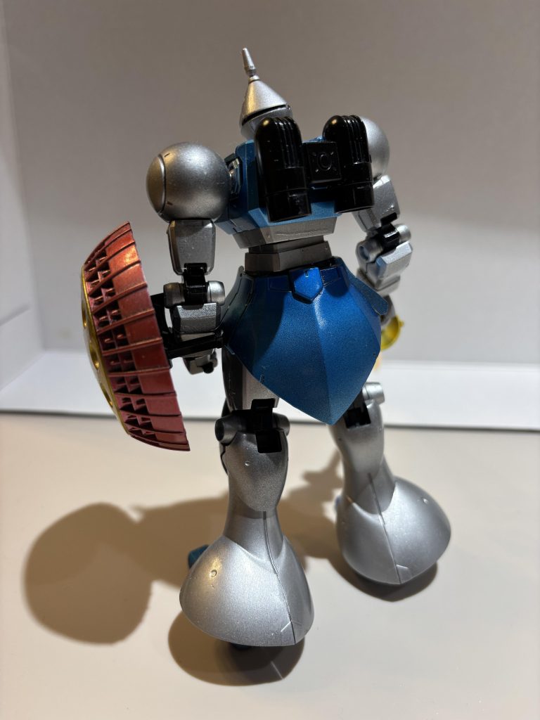 背面でマント付けたくなる気持ちも分かる鎧感のあるギャン