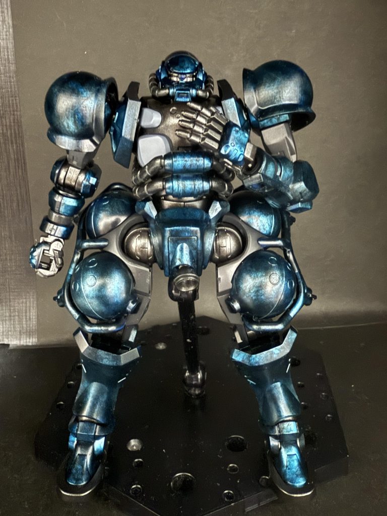 …という設定で作った通算4体目の軍警ザク。今回は戦闘用ではなく、コレクション用として製作されたという設定で装甲を天然石っぽく塗装して仕上げ。キャンディー塗装の要領で黒→銀→クリアブルーで塗装。銀をマダラに被せて天然石っぽい色合いに…見えない?