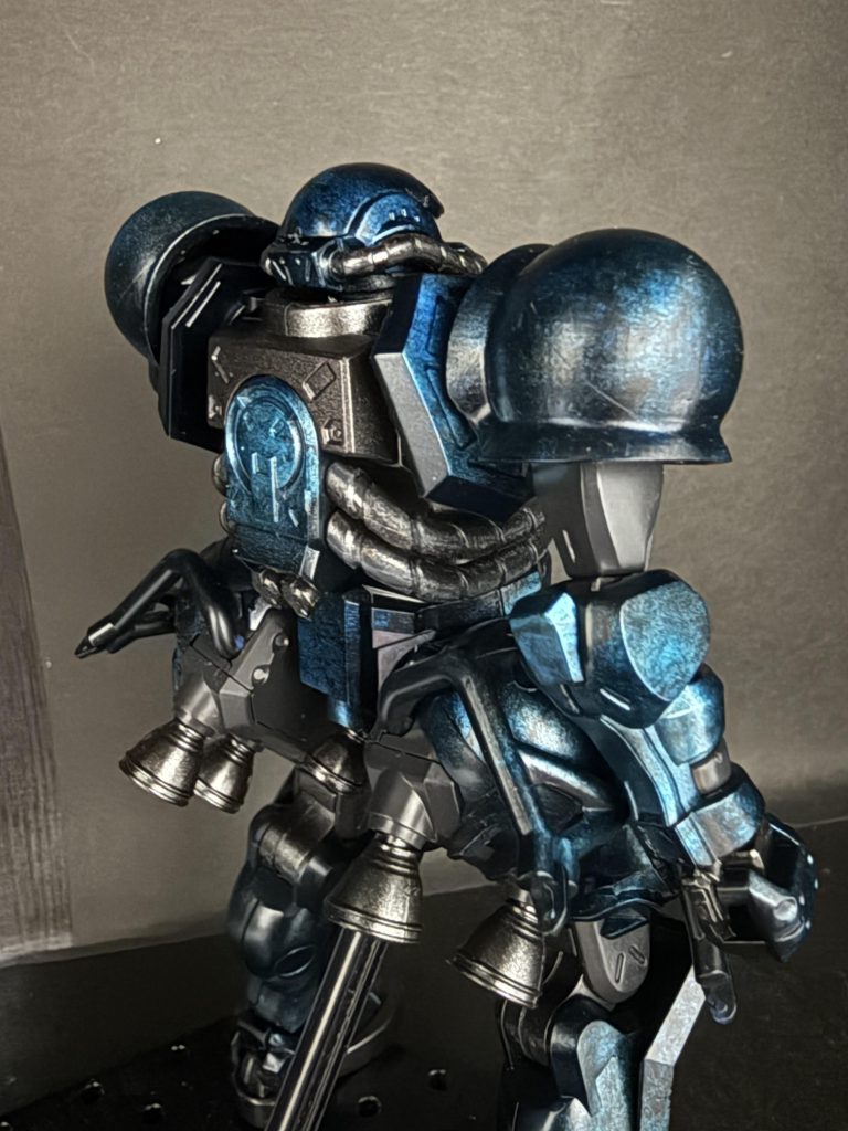 戦闘には一切使用しないというコンセプトで作った為、ショルダースパイクとシールド、その他武装も全てオミット。ちなみにショルダーは3Dプリンタ製。挟んでるだけなので若干ぶかぶか。