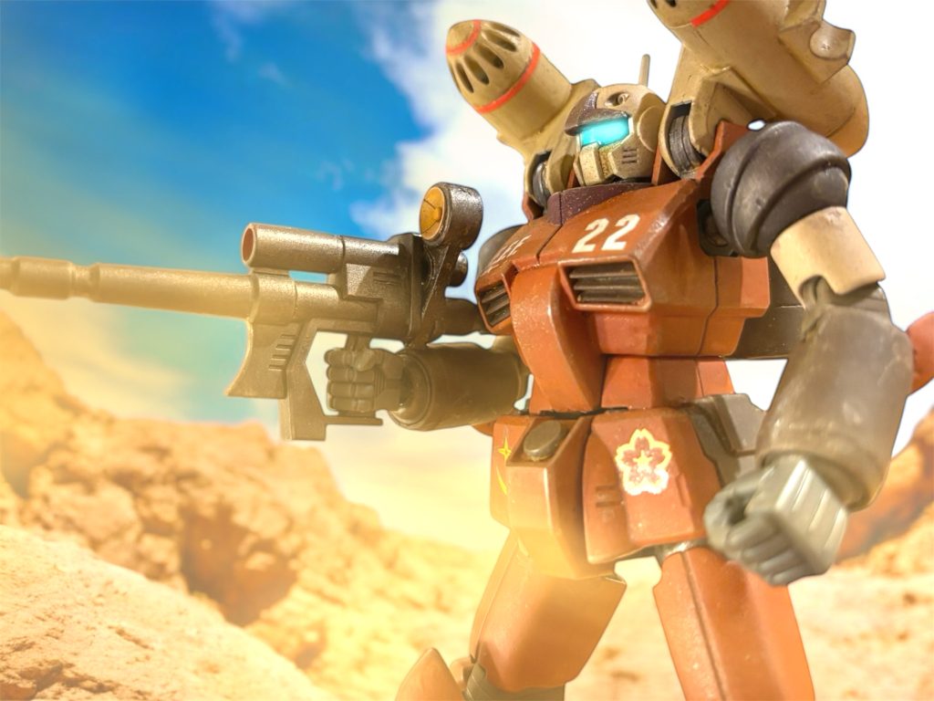 　現在、第２２遊撃MS部隊を含んだMS師団が進む渓谷は、先日ディーン中尉率いる第１８MS中隊が、敵のゲリラ攻撃を受けた地点に近い。キョウ・ミヤギ曹長は、愛機のガンキャノンを、岩場を跳ねるように先行させながら索敵に勤しんだ。ガンキャノンのセンサーとカメラが、一番遠目が効くということで、ミヤギ曹長自ら突出しての偵察を提案した。　高地の岩場に機体を立たせると、バーニア噴射の余波と自然風で、砂塵があがる。ちょっとしたことで砂埃が舞う、この砂漠の景色を、ミヤギは嫌いではない。ハイスクールまでエースを務めたソフトボール競技のマウンドを思い出すのだ。あの場所も、ちょっとしたことですぐに砂埃が巻き上がった。　思えば、あの頃からそうだった。ボールを放れば、思ったところに、思ったとおりに球が走った。相手の顔色や、ちょっとした挙動から、次にどう動くか、どんな球が欲しいか、あるいは欲しくないかが分かった。MSでの長距離狙撃も、それに近い。集中すると、敵の姿がよく見える。どこに弾を放てば、どこに当たるか、