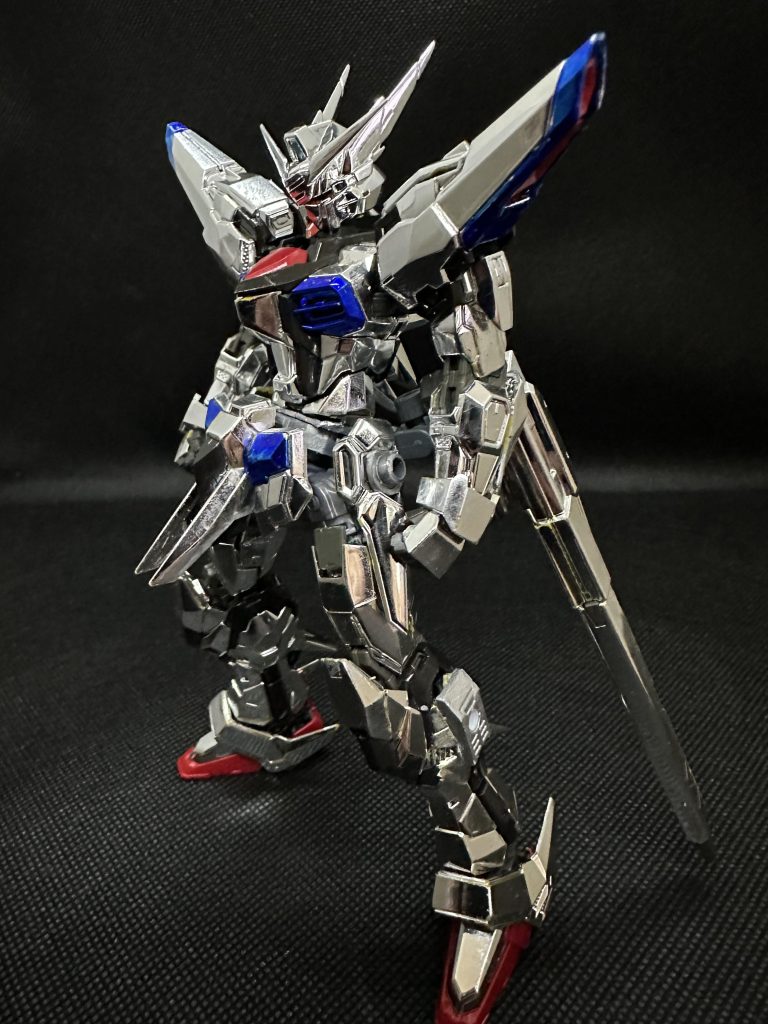 主な改修点について。まずイエロークリア―を落とし、インフィニットジャスティス弐式の股関節部分を移植。肩の内蔵されたスラスターと脚部側面のスラスターをハードポイント（という名の３ｍｍ穴）に変更、腰部にハードポイントを追加しジャンクパーツを用いてオオワシの高エネルギービーム砲を装備しました。