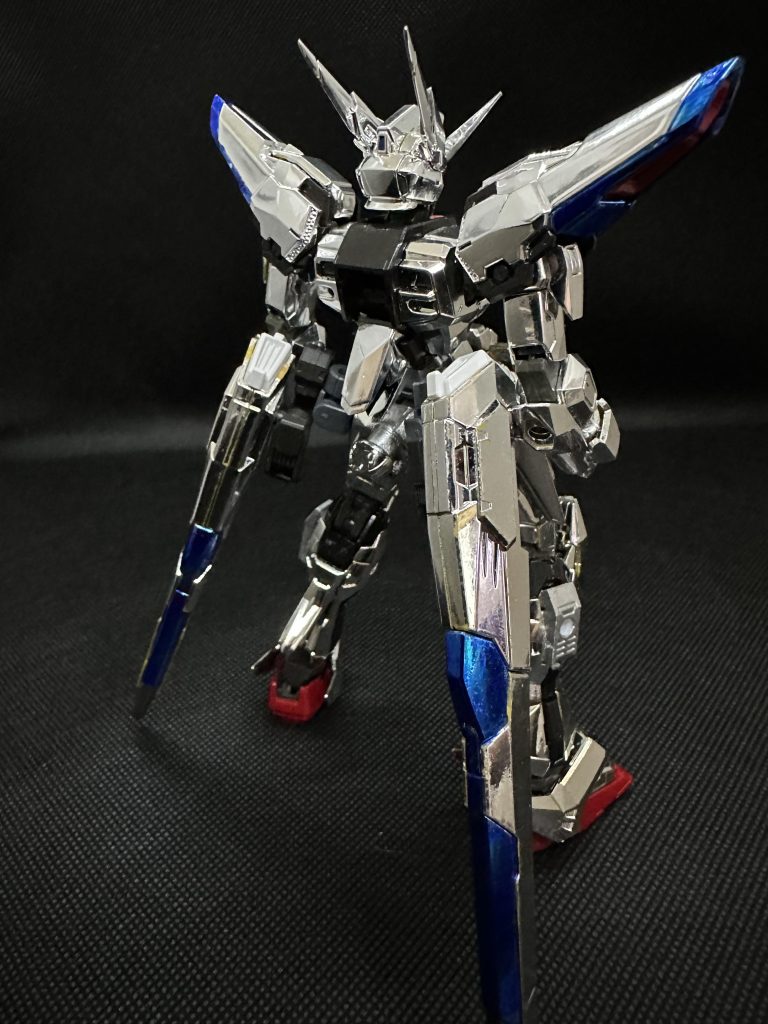 背面。ビーム砲が支えになっているように見えますが、支えがなくてもしっかり自立します。