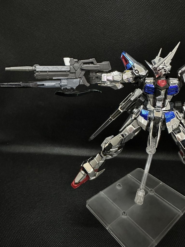 ビームライフル「ヒャクライ改」。ビームサーベルのマウントラッチをオミットし、代わりにビームベイオネットを装備。こちらは連装ライフルモード。